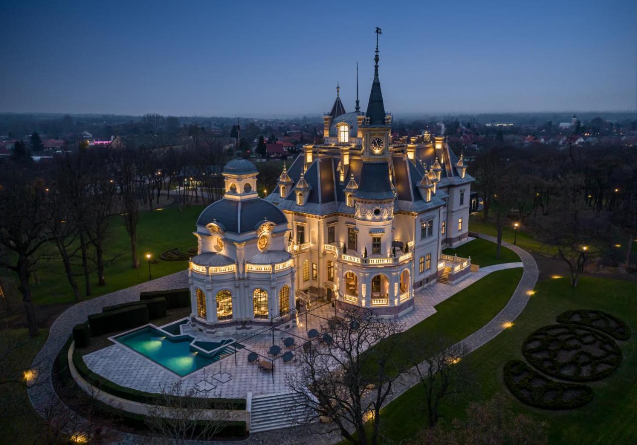 Botaniq Castle Of - Small Luxury Of The World Tura